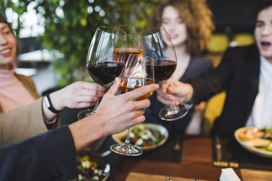 alcohol and oral health, alcohol and tooth decay, drinks with friends